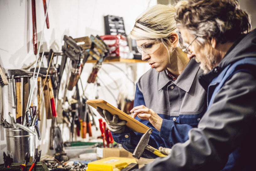 Zwei Personen arbeiten im Handwerk.