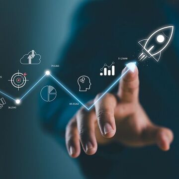 © Nirusmee - stock.adobe.com Mann zeigt auf einen virtuellen Bildschirm mit digitalen Symbolen und einer Rakete.